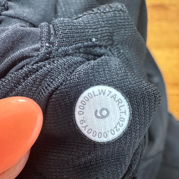 Lululemon Hotty Hot Short II Long 4" Black Size 6 Tall - Picture 10 of 13